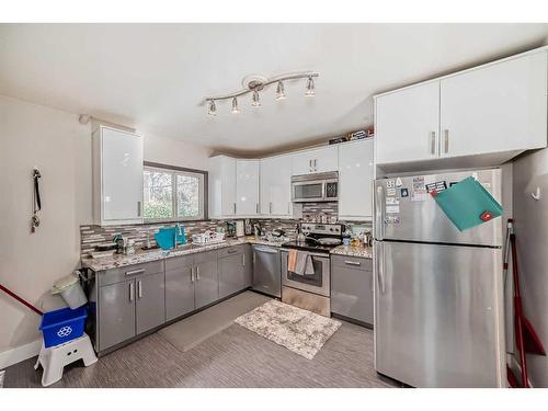 348 2 Avenue Ne, Calgary, AB - Indoor Photo Showing Kitchen With Upgraded Kitchen