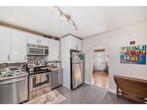 348 2 Avenue Ne, Calgary, AB - Indoor Photo Showing Kitchen