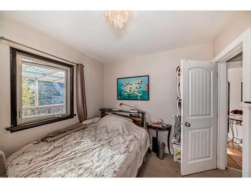 348 2 Avenue Ne, Calgary, AB - Indoor Photo Showing Bedroom