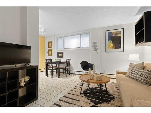 101-836 4 Avenue Nw, Calgary, AB - Indoor Photo Showing Living Room