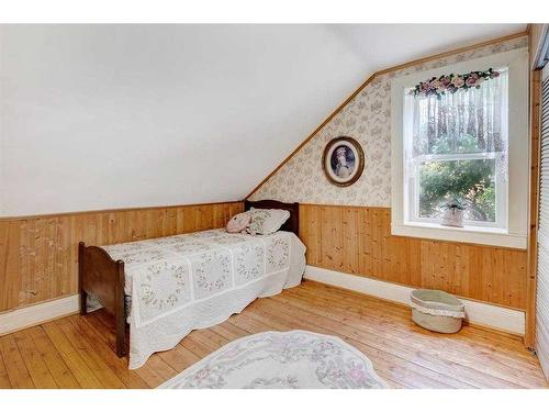 204 Baird Avenue, Cochrane, AB - Indoor Photo Showing Bedroom