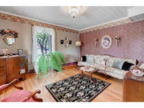 204 Baird Avenue, Cochrane, AB - Indoor Photo Showing Living Room