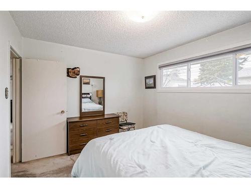 2747 Grant Crescent Sw, Calgary, AB - Indoor Photo Showing Bedroom