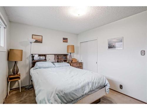 2747 Grant Crescent Sw, Calgary, AB - Indoor Photo Showing Bedroom