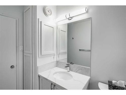 2747 Grant Crescent Sw, Calgary, AB - Indoor Photo Showing Bathroom