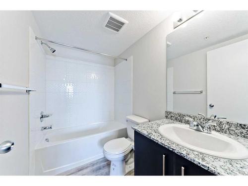 4211-4641 128 Avenue Ne, Calgary, AB - Indoor Photo Showing Bathroom