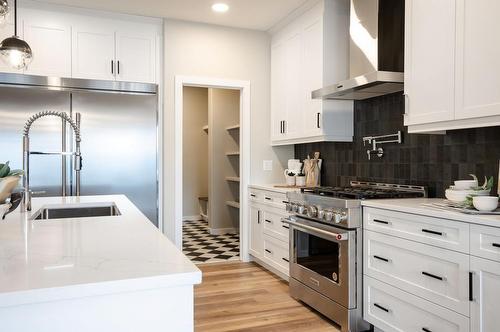 7 Royston Way Nw, Calgary, AB - Indoor Photo Showing Kitchen With Upgraded Kitchen