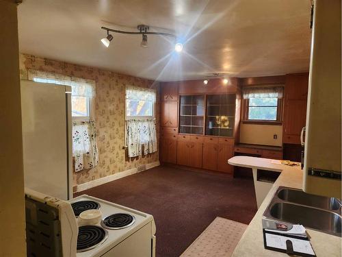 1428 19 Avenue, Didsbury, AB - Indoor Photo Showing Kitchen With Double Sink