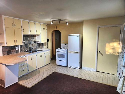 1428 19 Avenue, Didsbury, AB - Indoor Photo Showing Kitchen With Double Sink