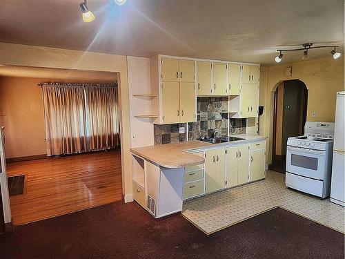 1428 19 Avenue, Didsbury, AB - Indoor Photo Showing Kitchen With Double Sink