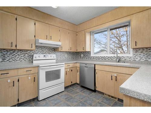 1202 Murdoch Street, Crossfield, AB - Indoor Photo Showing Kitchen