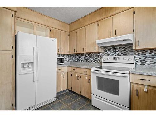 1202 Murdoch Street, Crossfield, AB - Indoor Photo Showing Kitchen