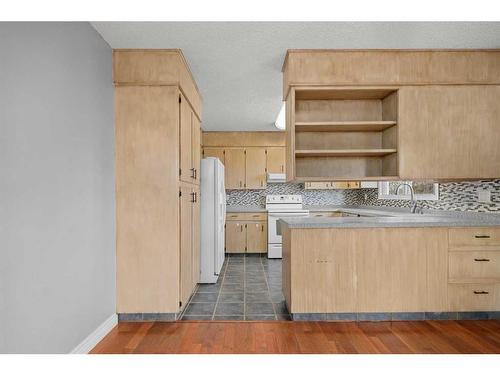 1202 Murdoch Street, Crossfield, AB - Indoor Photo Showing Kitchen