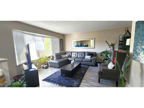 24 Bermuda Court Nw, Calgary, AB - Indoor Photo Showing Living Room