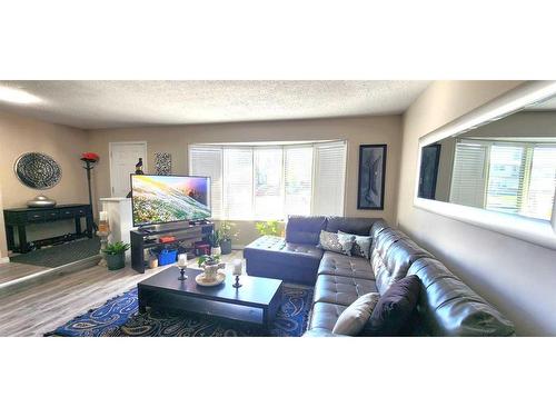 24 Bermuda Court Nw, Calgary, AB - Indoor Photo Showing Living Room