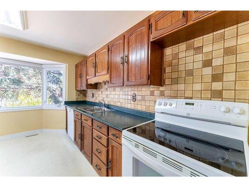 14 Gladeview Crescent Sw, Calgary, AB - Indoor Photo Showing Kitchen