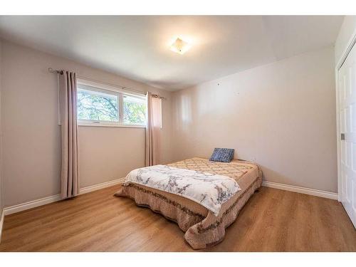 14 Gladeview Crescent Sw, Calgary, AB - Indoor Photo Showing Bedroom