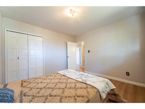 14 Gladeview Crescent Sw, Calgary, AB - Indoor Photo Showing Bedroom