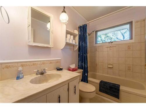 14 Gladeview Crescent Sw, Calgary, AB - Indoor Photo Showing Bathroom