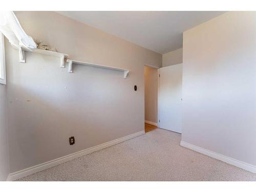 14 Gladeview Crescent Sw, Calgary, AB - Indoor Photo Showing Other Room