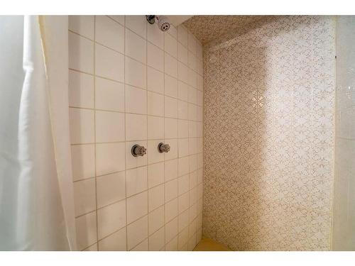 14 Gladeview Crescent Sw, Calgary, AB - Indoor Photo Showing Bathroom