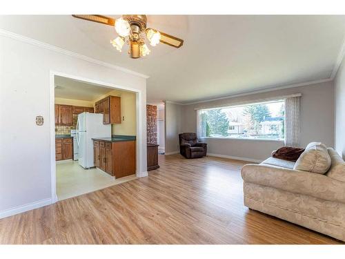 14 Gladeview Crescent Sw, Calgary, AB - Indoor Photo Showing Living Room