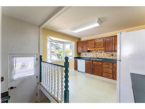 14 Gladeview Crescent Sw, Calgary, AB - Indoor Photo Showing Kitchen