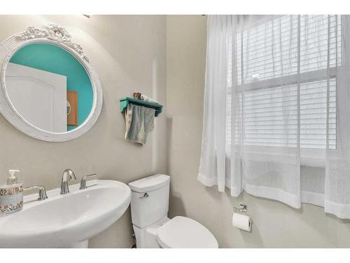 1043 Kings Heights Way Se, Airdrie, AB - Indoor Photo Showing Bathroom