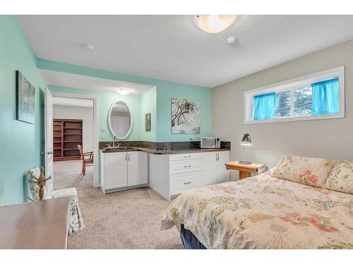 1043 Kings Heights Way Se, Airdrie, AB - Indoor Photo Showing Bedroom