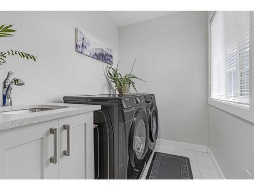 1410 Price Close, Carstairs, AB - Indoor Photo Showing Laundry Room