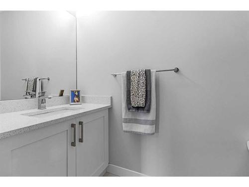 1410 Price Close, Carstairs, AB - Indoor Photo Showing Bathroom