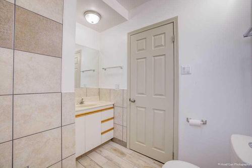 4802 Forego Avenue Se, Calgary, AB - Indoor Photo Showing Bathroom