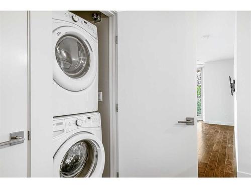 204-1029 15 Avenue Sw, Calgary, AB - Indoor Photo Showing Laundry Room