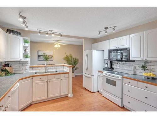 17 Alcock Street, Okotoks, AB - Indoor Photo Showing Kitchen