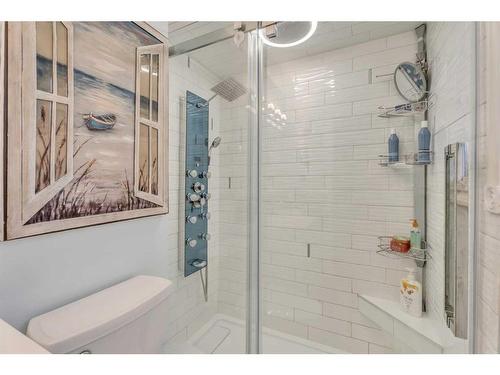 17 Alcock Street, Okotoks, AB - Indoor Photo Showing Bathroom