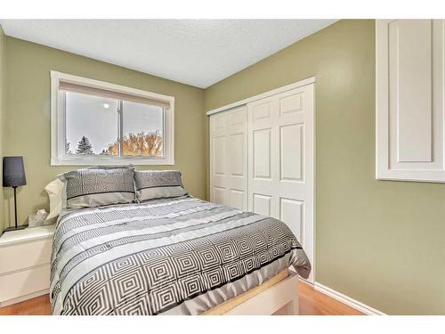 17 Alcock Street, Okotoks, AB - Indoor Photo Showing Bedroom