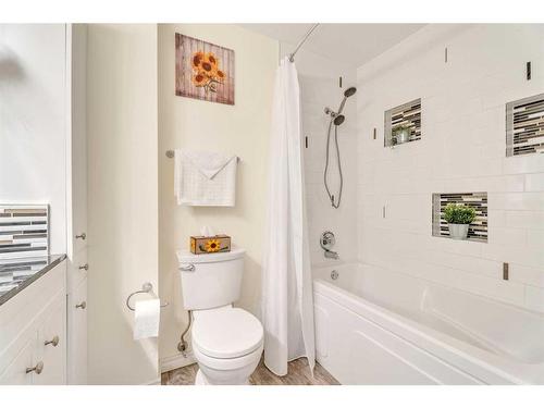 17 Alcock Street, Okotoks, AB - Indoor Photo Showing Bathroom