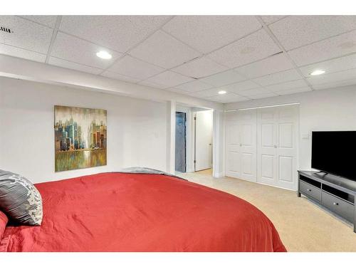 17 Alcock Street, Okotoks, AB - Indoor Photo Showing Bedroom