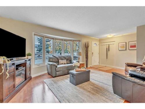 17 Alcock Street, Okotoks, AB - Indoor Photo Showing Living Room