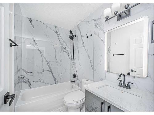 5224 26 Avenue Ne, Calgary, AB - Indoor Photo Showing Bathroom