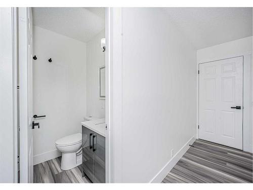 5224 26 Avenue Ne, Calgary, AB - Indoor Photo Showing Bathroom