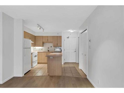 902-650 10 Street Sw, Calgary, AB - Indoor Photo Showing Kitchen