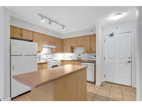 902-650 10 Street Sw, Calgary, AB - Indoor Photo Showing Kitchen