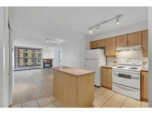 902-650 10 Street Sw, Calgary, AB - Indoor Photo Showing Kitchen