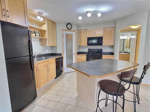 101-8 Everridge Square Sw, Calgary, AB - Indoor Photo Showing Kitchen With Double Sink