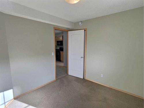 101-8 Everridge Square Sw, Calgary, AB - Indoor Photo Showing Other Room