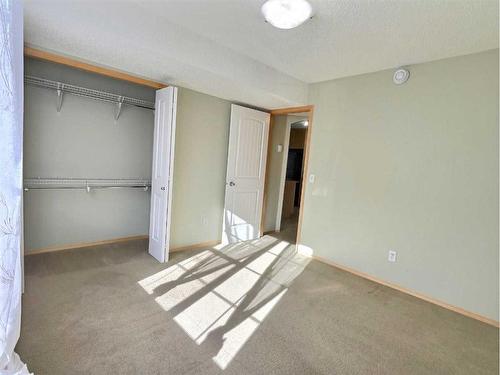 101-8 Everridge Square Sw, Calgary, AB - Indoor Photo Showing Bedroom