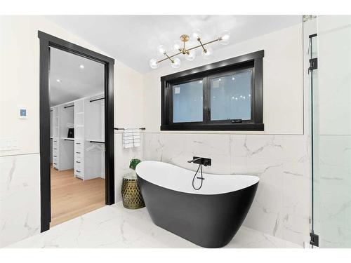 3604 Chippendale Drive Nw, Calgary, AB - Indoor Photo Showing Bathroom