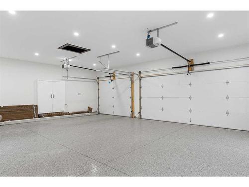 3604 Chippendale Drive Nw, Calgary, AB - Indoor Photo Showing Garage