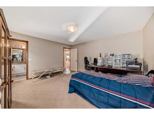 81 Springborough Boulevard Sw, Calgary, AB - Indoor Photo Showing Bedroom